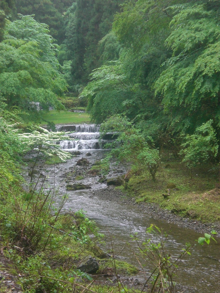 Le long de la route coule une rivière
