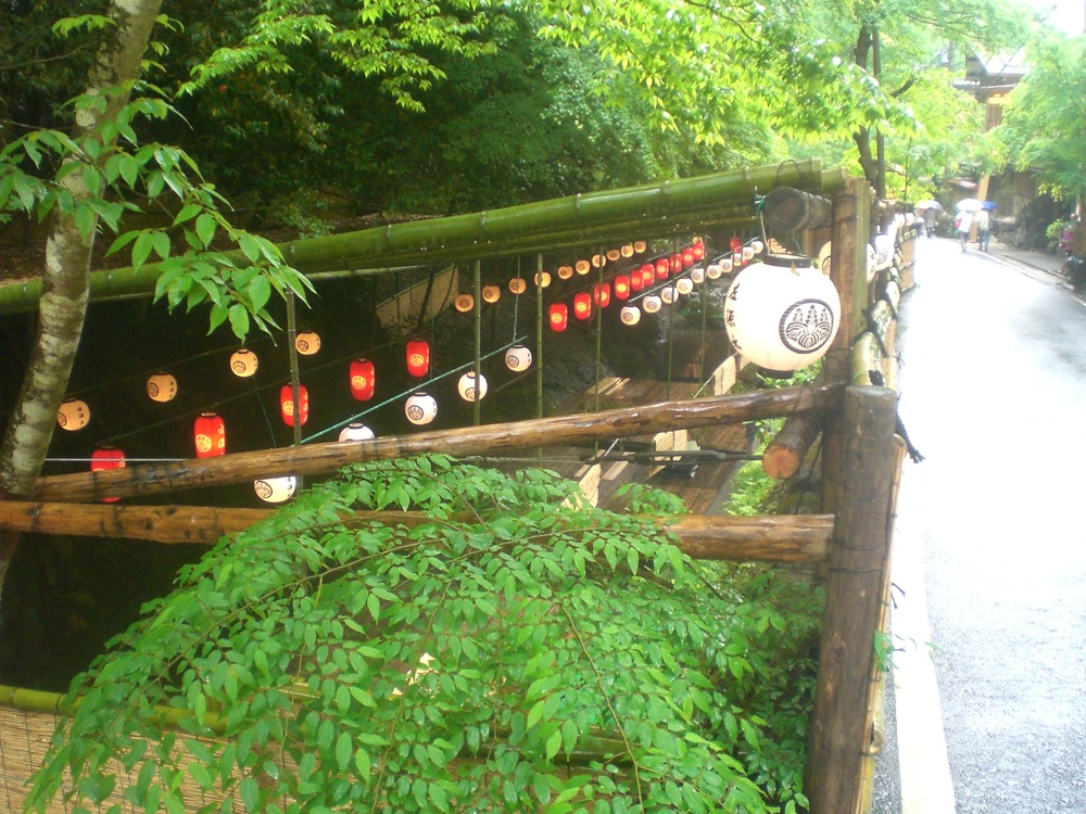 Des terrasses ont été construites sur les bords de la rivière, en contre-bas: on voit des lanternes et des tatamis, ça doit être agréable de s'y reposer en été!