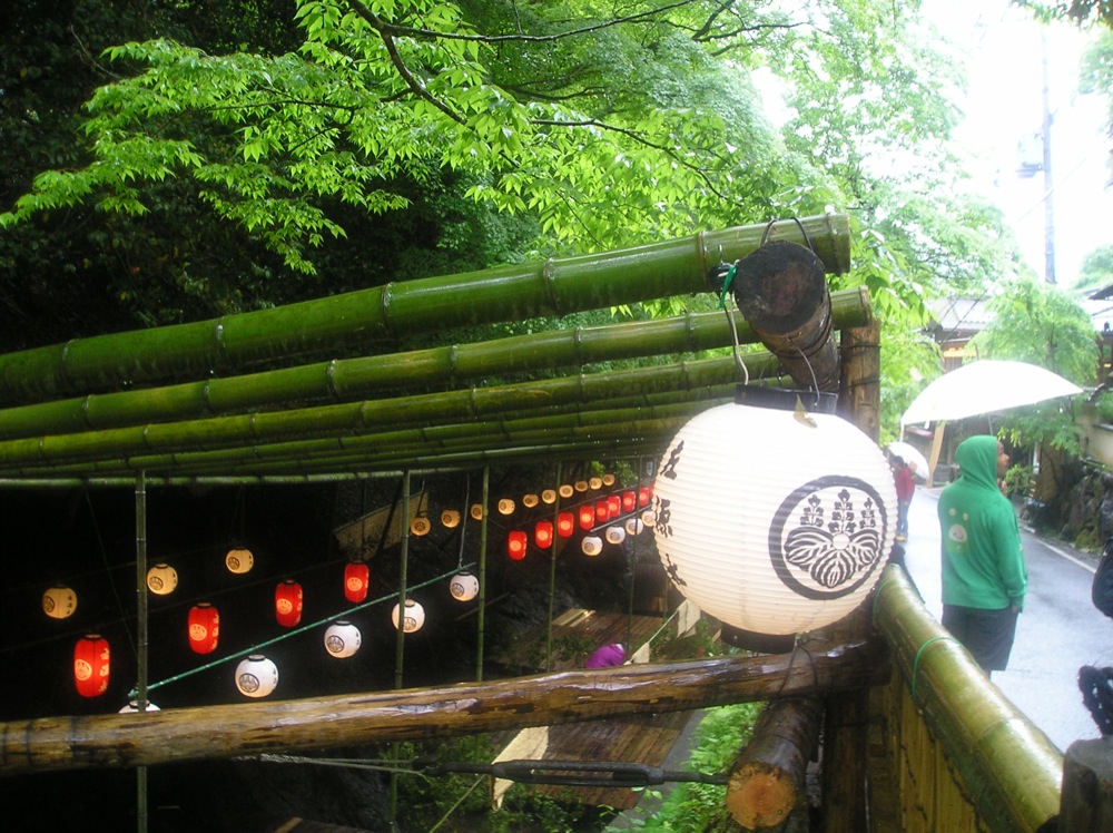 Zoom sur ces terrasses en bord de rivière
