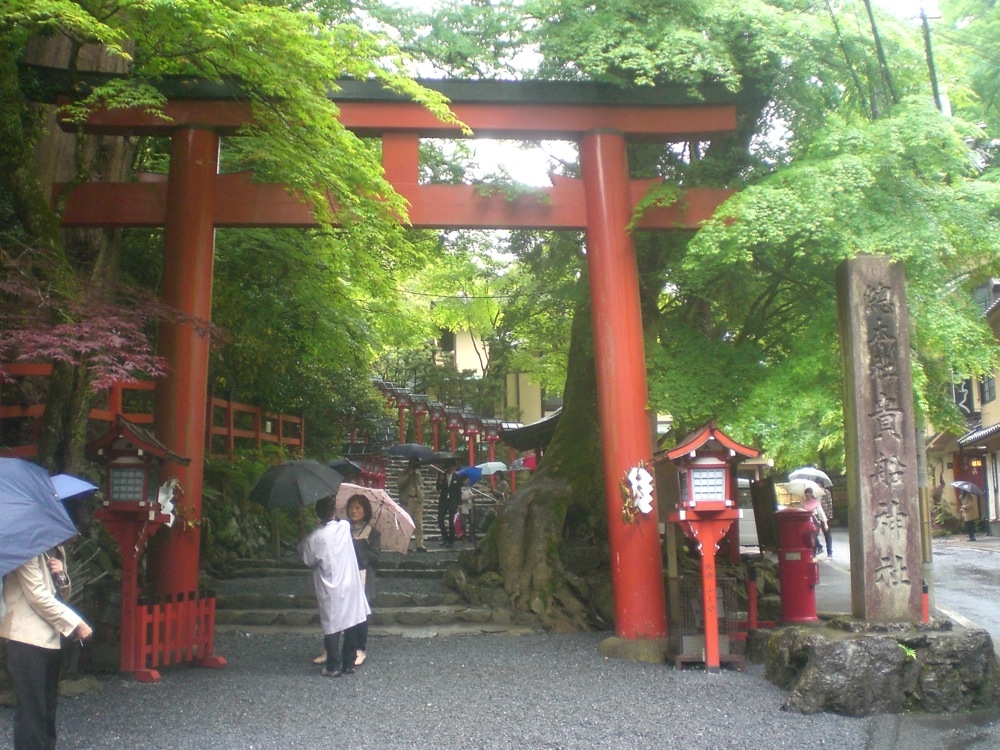 Attraction principale de Kibune: le temple dont l'entrée est ce grand Torii rouge