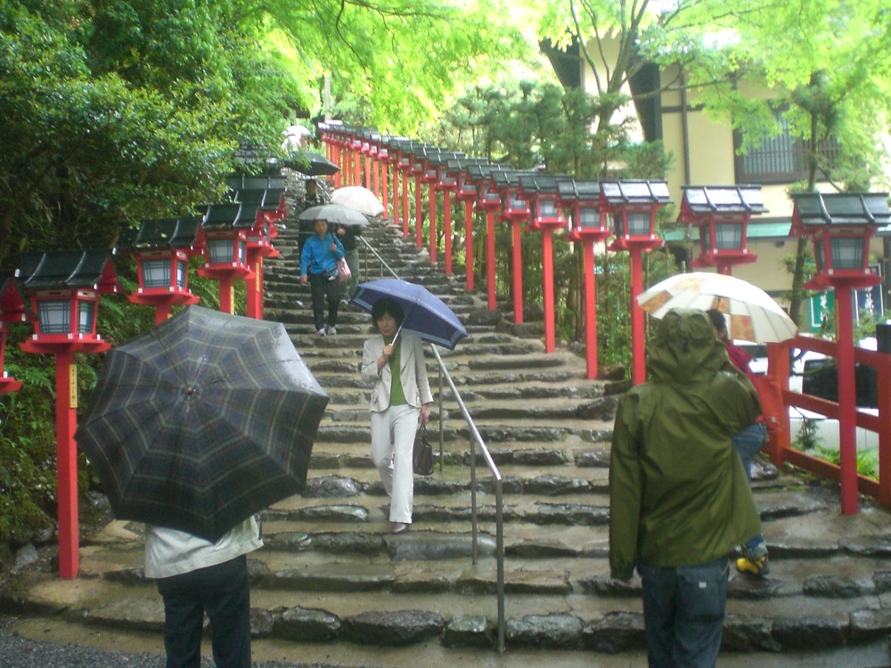 Les escaliers qui mènent au temple sont bordés de lanternes rouges