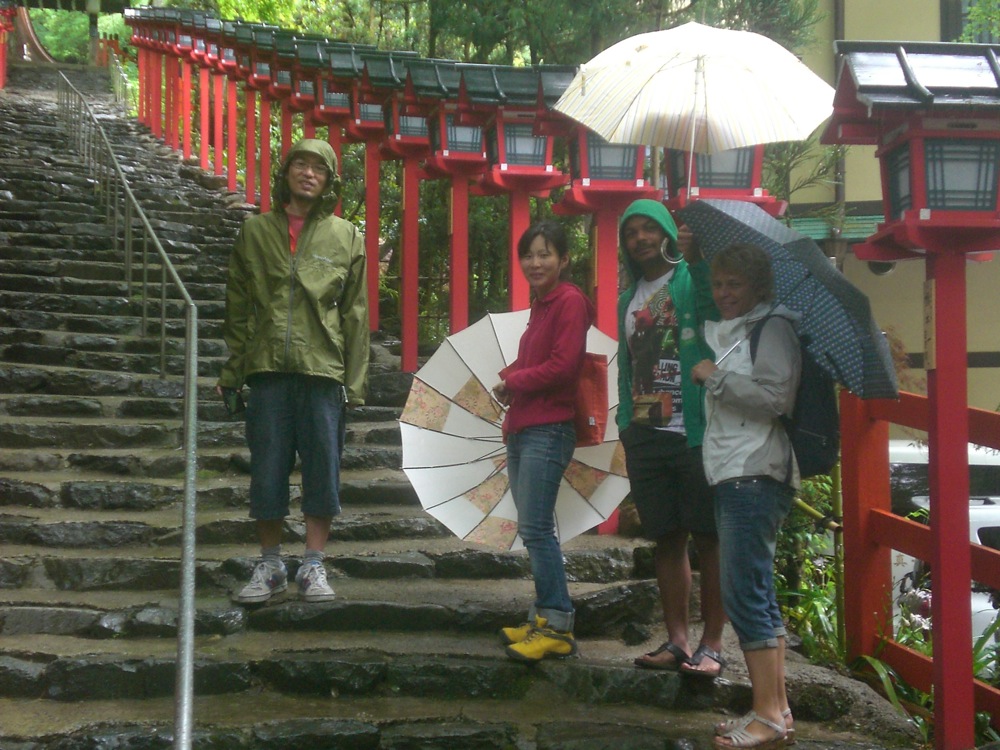 Hiro, Tomomi, François et Maryse sur les célèbres escaliers qui mènent au temple