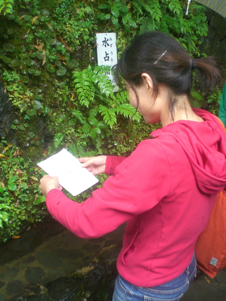 Tomomi lit ses prédictions en ce qui concerne sa vie professionnelle, amoureuse, sa santé, ses finances, etc