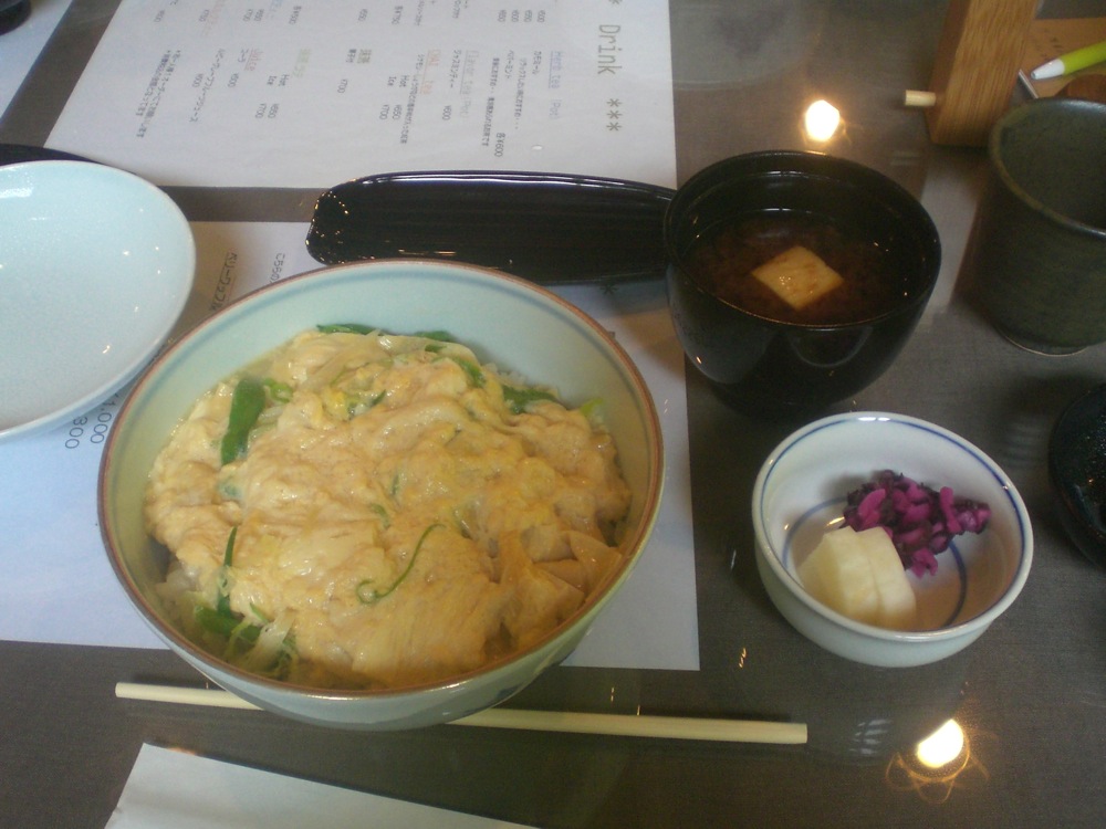 Repas dans un restaurant de Kibune au centre du village: ceci est une spécialité de Kyoto à base de riz recouvert de tofu fondu. À droite, soupe et pickels pour accompagner (sans oublier du thé)