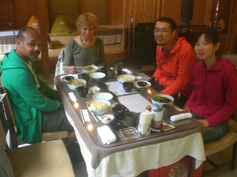 Tous à table: François, Maryse, Hiro et Tomomi