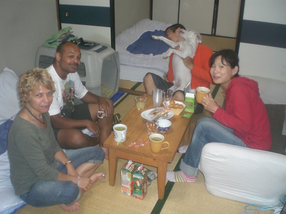 Au retour, nous prenons le thé à la maison. Hiro est content de retrouver Carlo!