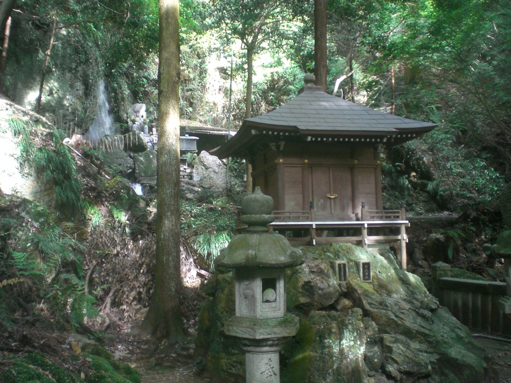 Derrière le temple Nanzen-ji, un petit sentier mène à ce lieu de prières perdu dans la forêt