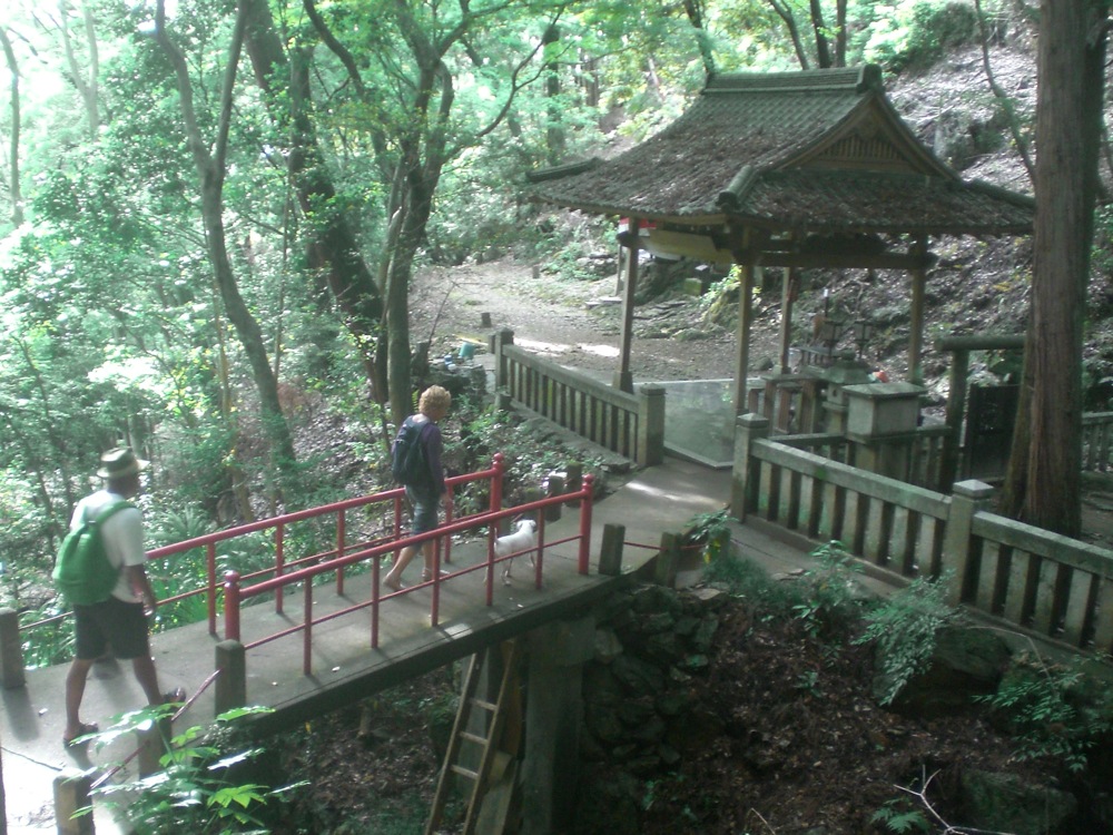 Redescente vers le petit sanctuaire isolé