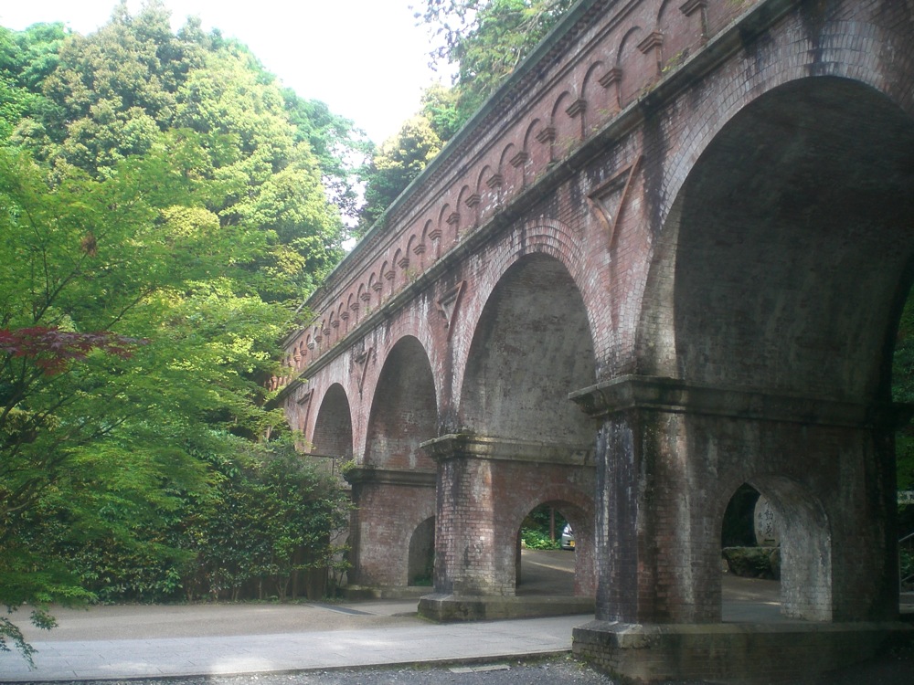 Ancien aqueduc de briques (anciennement) rouges situé dans l'enceinte du temple Nanzen-ji