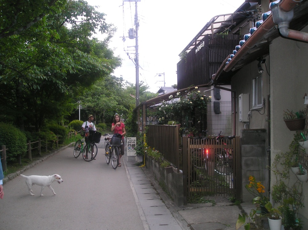 Je préviens Maryse qu'on a répéré un chouette petit magasin!