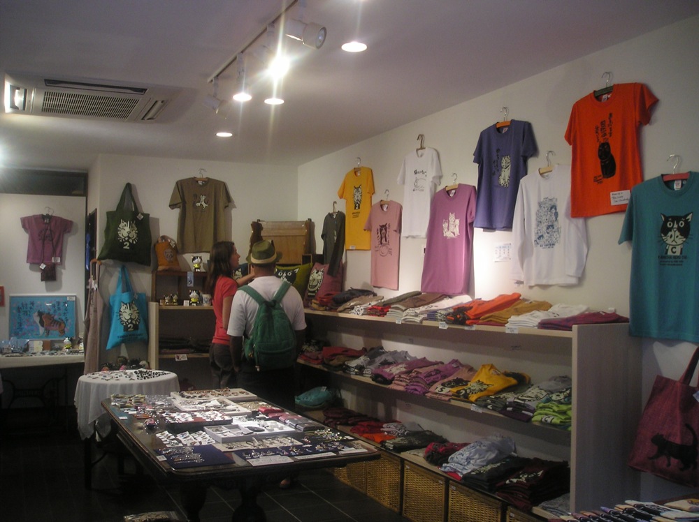 Ce magain vend pleins de choses avec des chats: tee-shirts, sacs, taies d'oeiller, bijoux, etc. D'ailleurs la propriétaire a 2 ou 3 chats sur son comptoir!