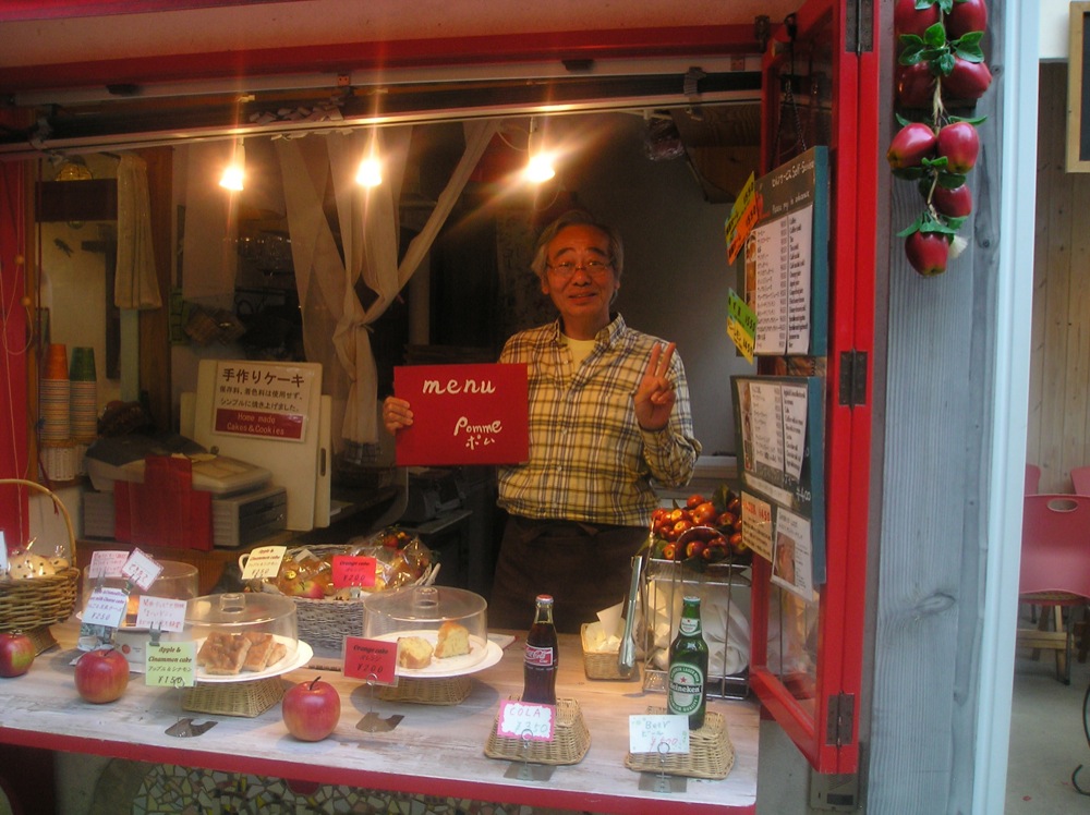 Ce petit monsieur s'occupe du service et c'est sa femme qui fait les délicieux gâteaux pomme/cannelle ou à l'orange...