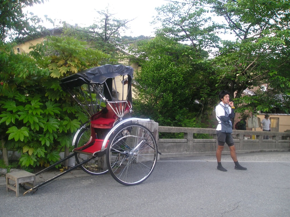 Le pousse-pousse est un moyen de transport répandu à Kyoto pour les touristes! Le chauffeur attend visiblement une bonne poire... euh un touriste