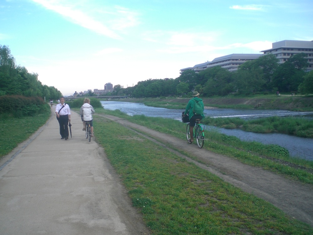 Pour rentrer à la maison, nous aimons passer par la rivière Kamogawa: il y a des pistes cyclables et Carlo peut courir et se baigner librement