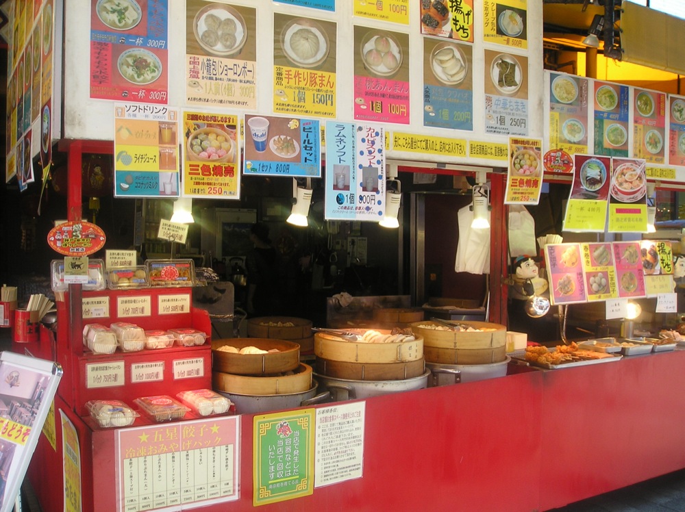 Un stand de restauration proposant principalement des beignets cuits à la vapeur comme par exemple les nikuman: pain cuit à la vapeur fourré à la viande... humm trop bon!