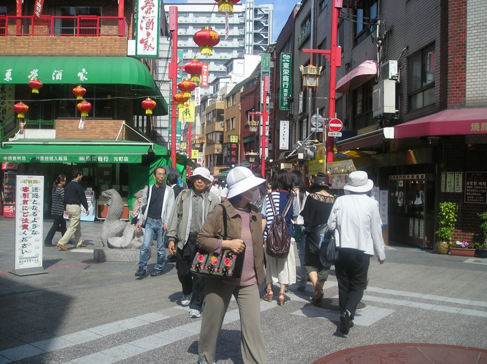 Toujours à Chinatown, le chapeau est de rigueur... et le masque aussi pour certains