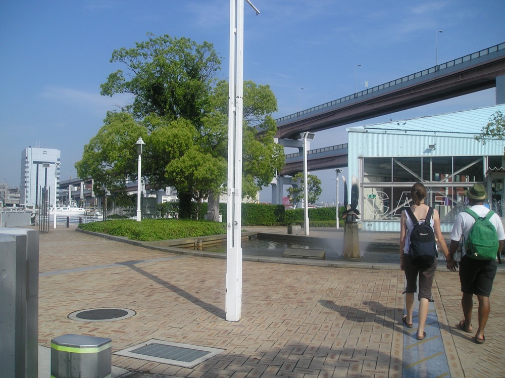 Nous accompagnons Carlo qui va se baigner sans tarder dans la fontaine