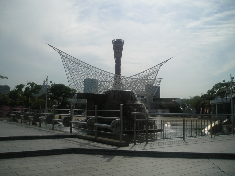 La maillage blanc est en fait le musée paritime et derrière c'est la tour de Kobe