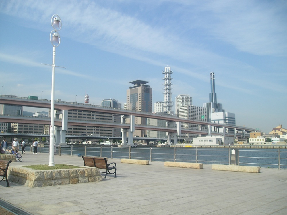 Vue sur la ville ou plutôt sur les ponts autoroutiers qui s'empilent en bord de mer