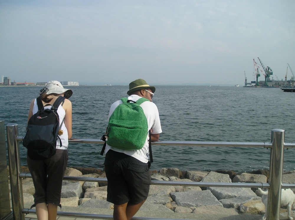 Des parents inquiets (on essaie de le cacher derrière des lunettes et des mines sereines)... mais fiers!