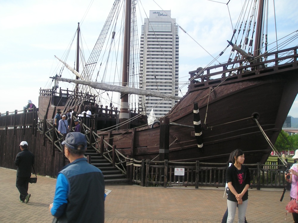Un bateau pirate est stationné tout près du musée maritime