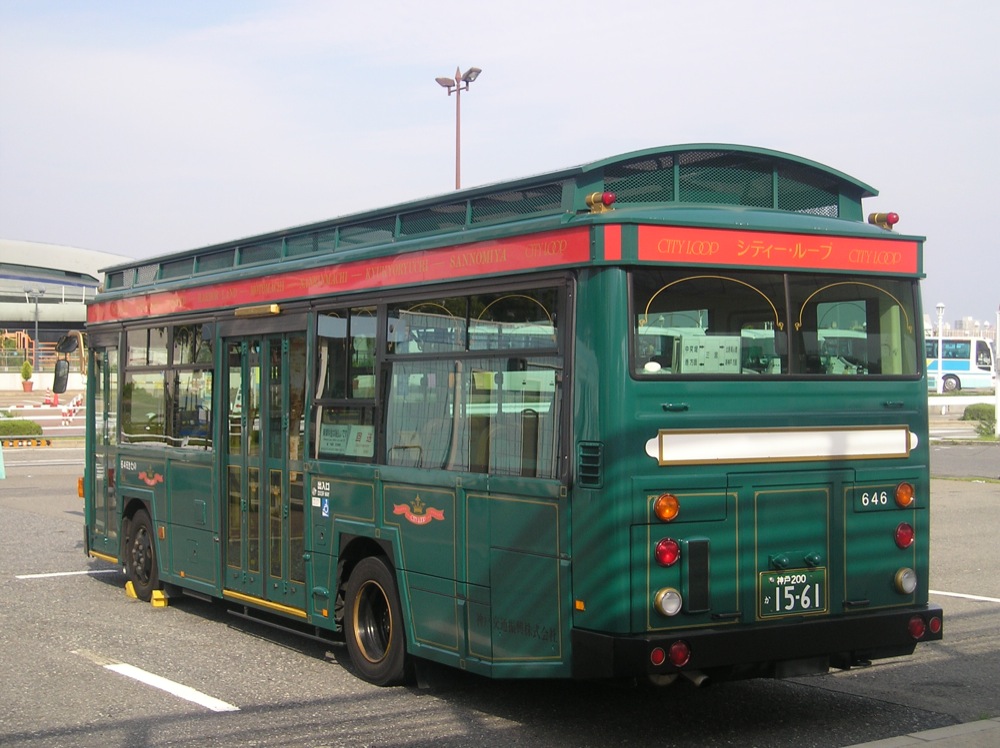 Le bus qui dessert les destinations touristiques de la ville de Kobe
