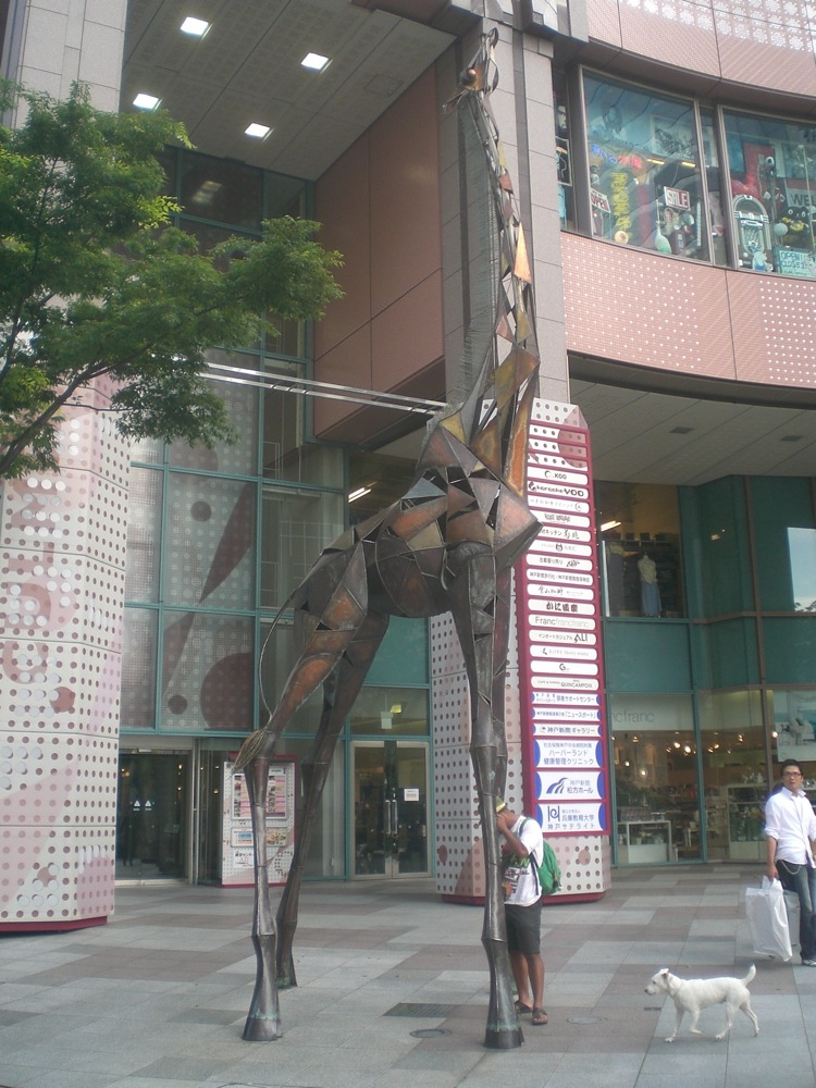 La girafe de Harborland: ceux qui se rencontrent dessous auront une vie amoureuse heureuse...