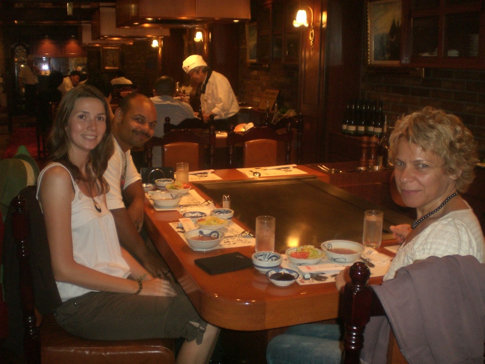 Au restaurant Steakland pour déguster le fameux boeuf de Kobe: au milieu de notre table se trouve une plaque de cuisson géante où notre cuisto perso va venir cuire nos dés de viande...