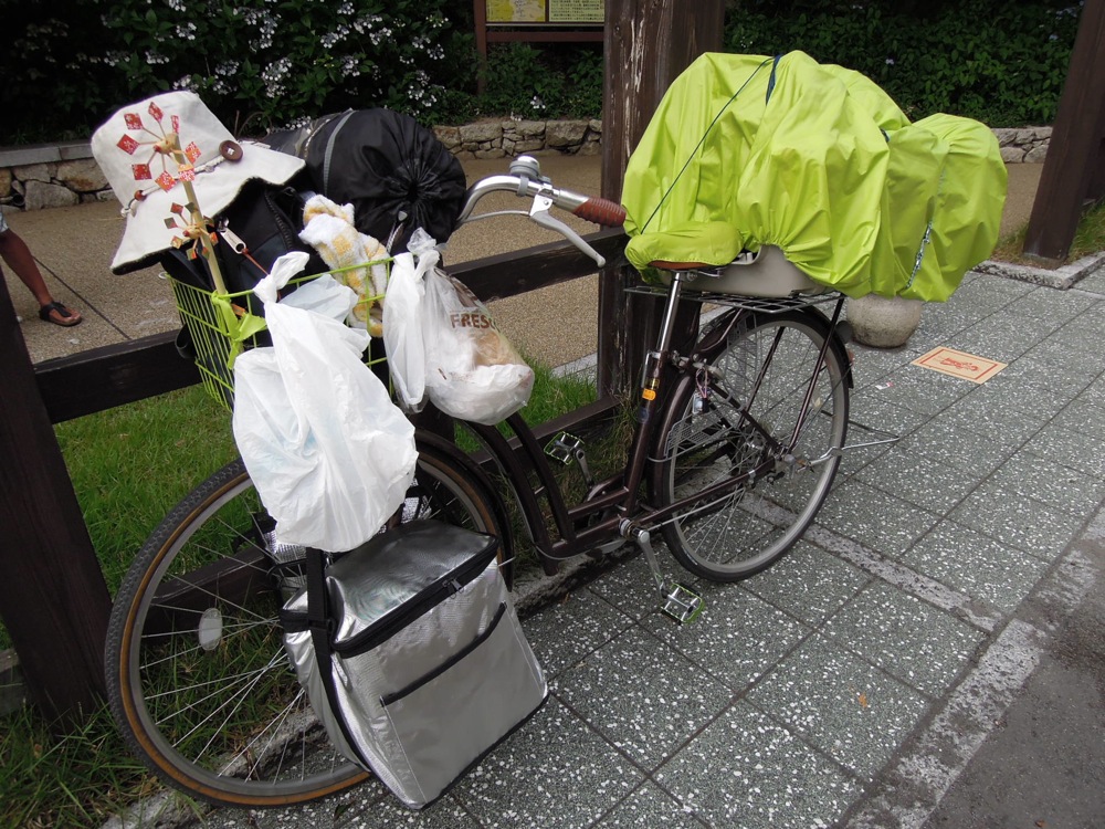 Au départ de Kyoto, nos vélos ont changé d'allure: nouvelle bâche, nouveau panier, nouvelles pédales et une jolie roulette en papier qui tourne avec le vent!