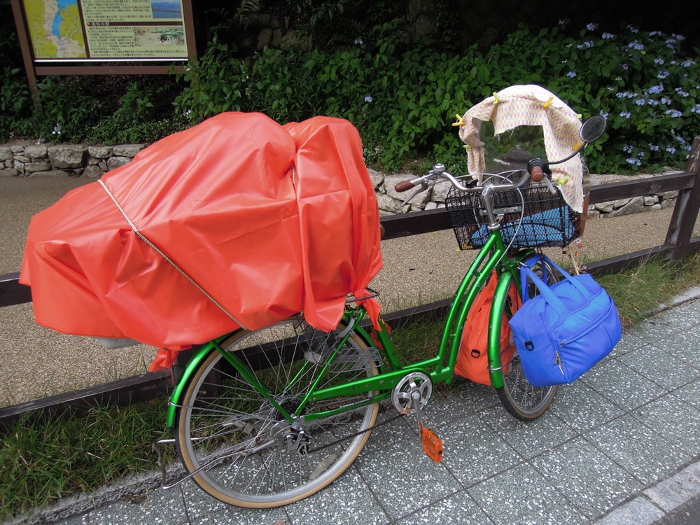Au départ de Kyoto, nos vélos ont changé d'allure: nouvelle bâche, nouveau panier, nouvelle protection pare-soleil pour Carlo!