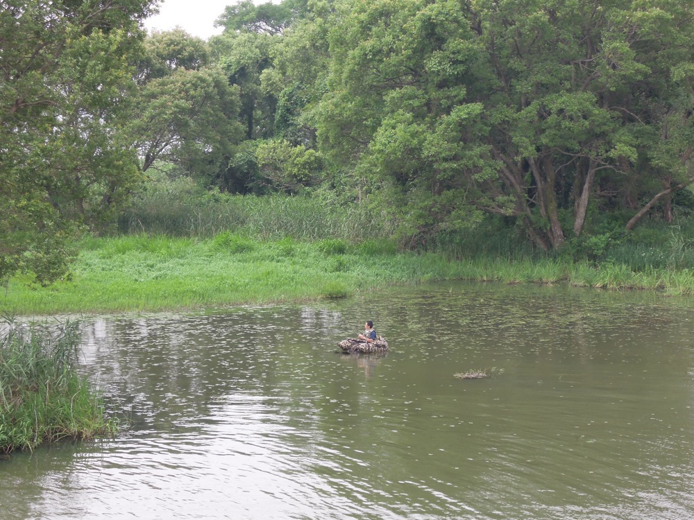Au Japon, même quand on pêche, on a la classe... sur son bateau pneumatique léopard!