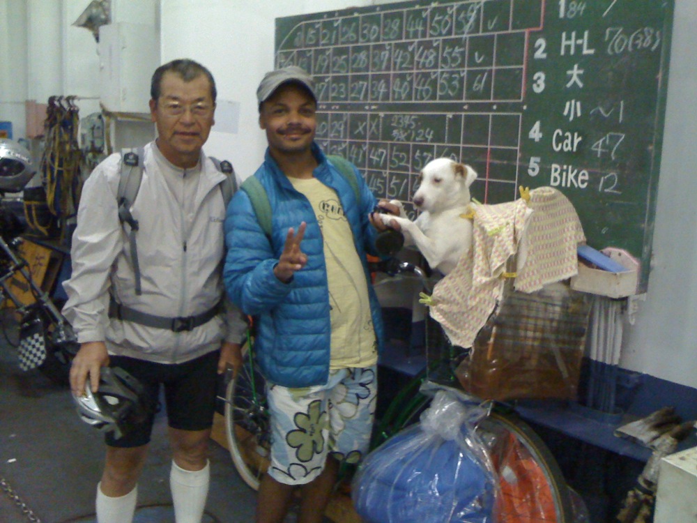 Dans le ferry entre Tsuruga (Honshu) et Tomakomai (Hokkaido), nous avons rencontré cet homme qui va faire le tour de l'île à vélo: Seijiro