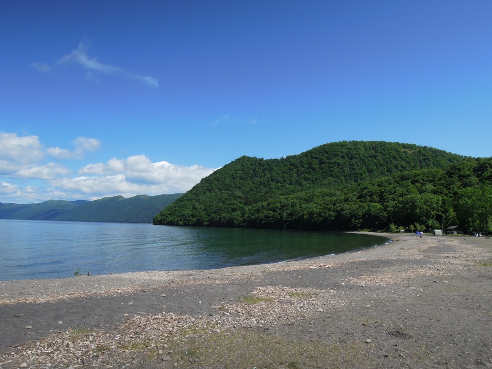 Le lac Shikotsu et son sable noir