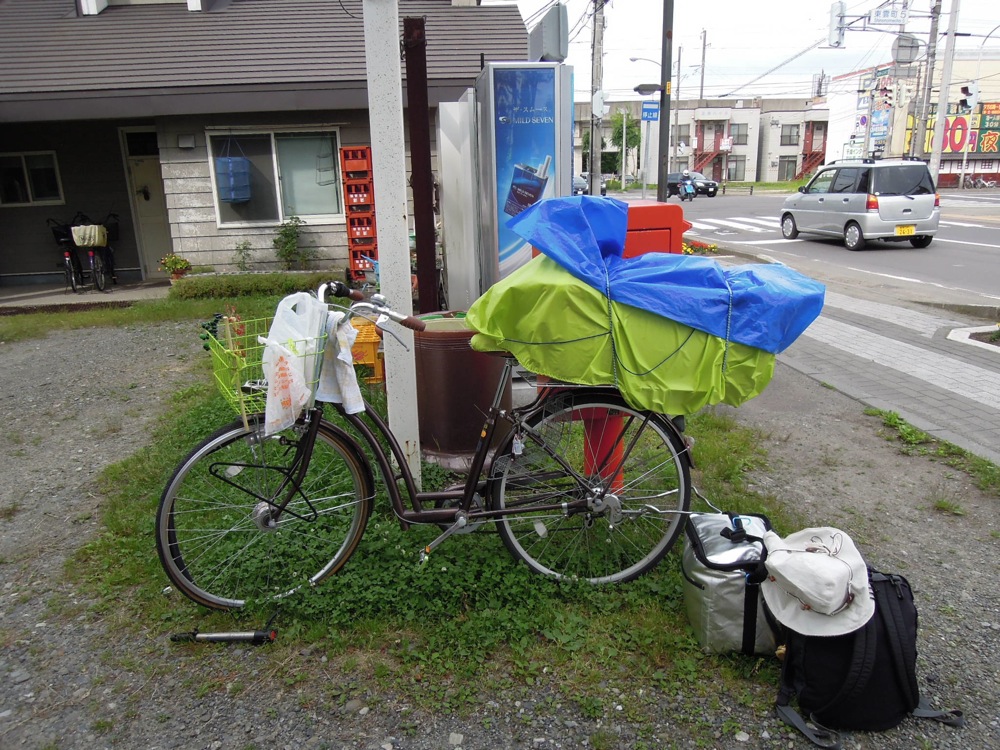 Les pistes cyclables de Shikotsu sont jonchées de branches et de ronces. Une épine s'est plantée dans mon pneu... alors réparation immédiate à Chitose, juste à côté d'un magasin de vélo. Et ca tombe bien car notre colle à rustine était HS
