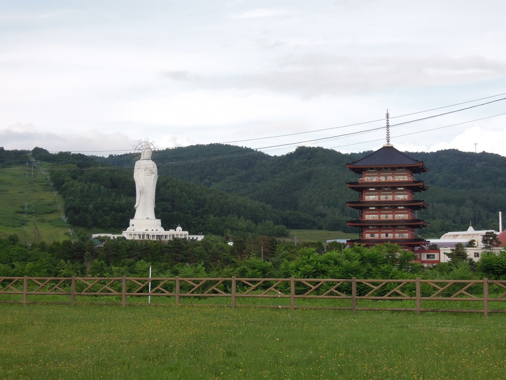 Depuis plusieurs km déjà, on apercevait cet énorme statue. Apparement il y a un temple juste à côté