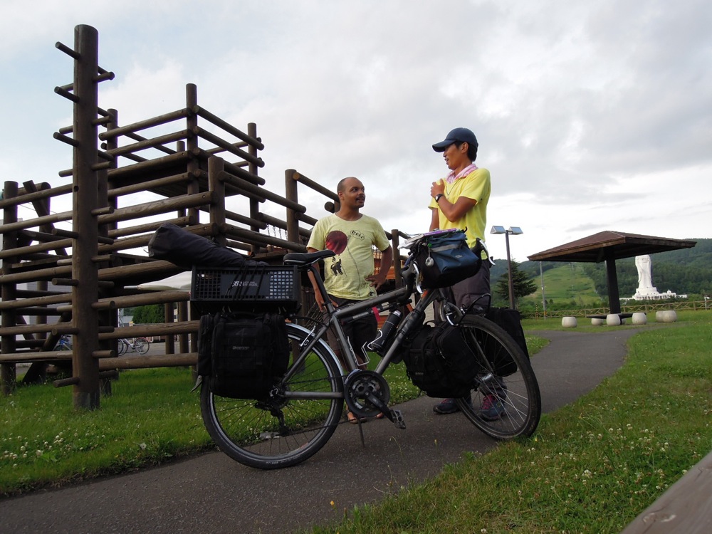 Rencontre avec un autre cycliste bien chargé