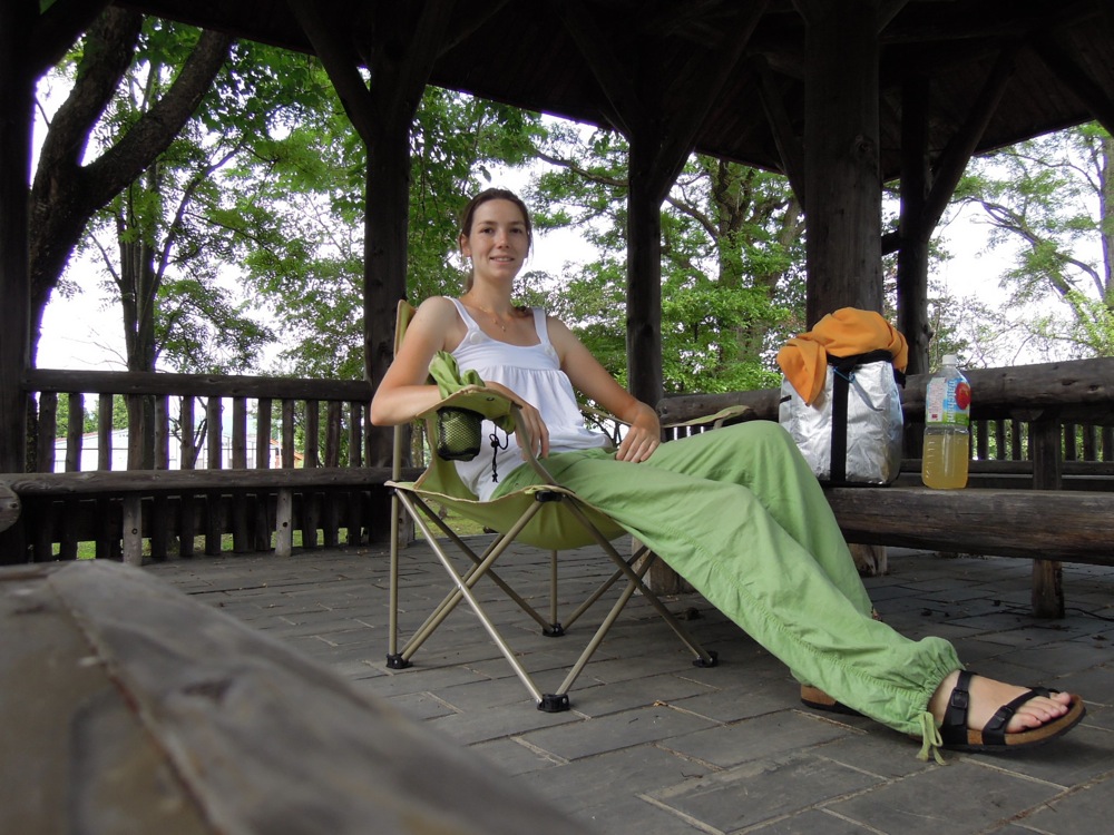 Alors que le chef est encore au lit, je teste sa nouvelle chaise!