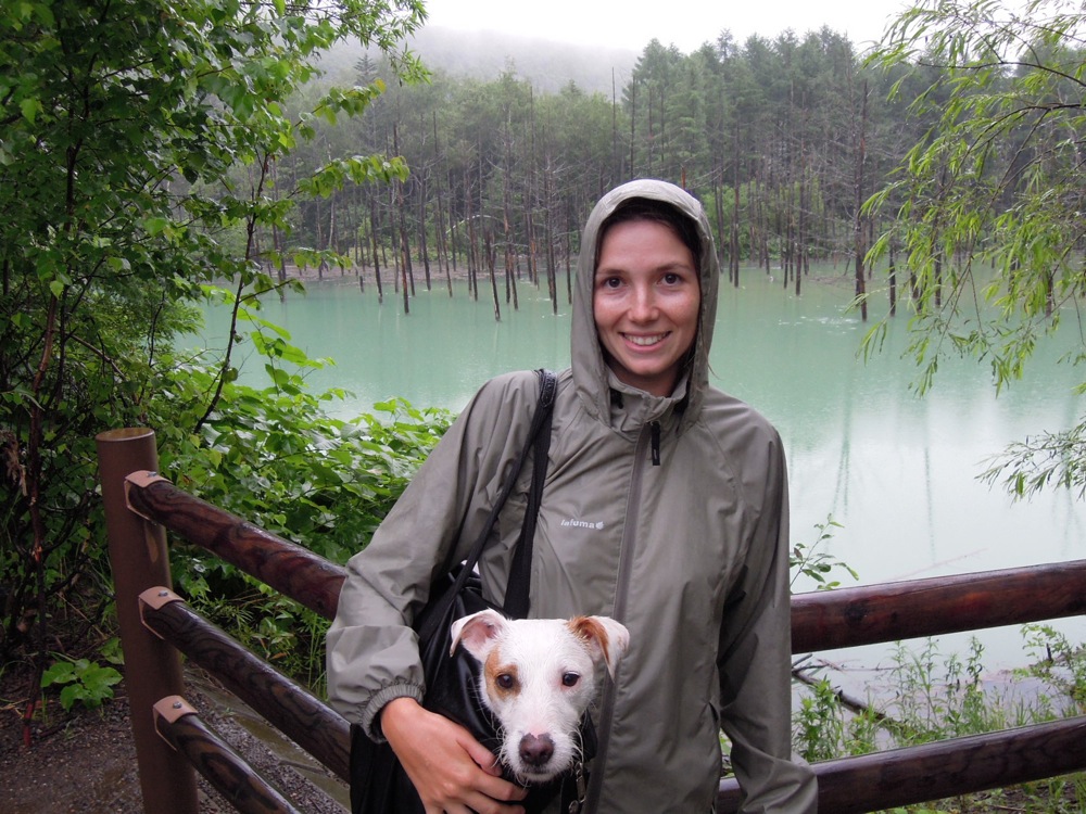 Même sous la pluie on garde le sourire: Carlo a la vie douce dans son sac! Et puis nous finalement, on est en voiture aujourd'hui: alors tout va bien!