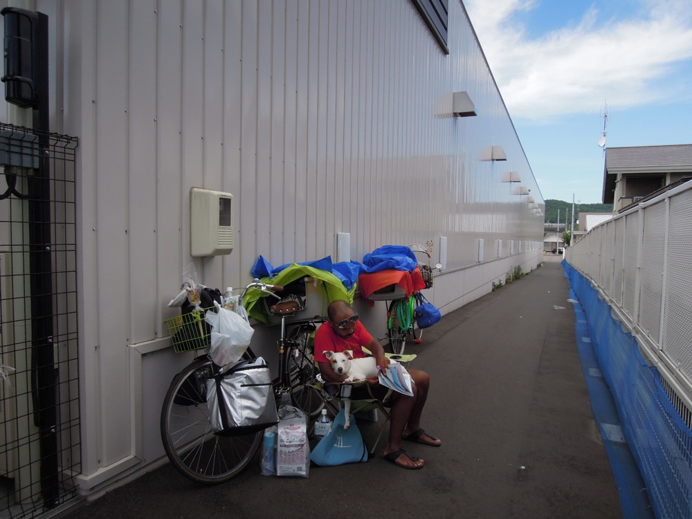 Petite pause sur la route: Carlo semble plus fatigué que nous!