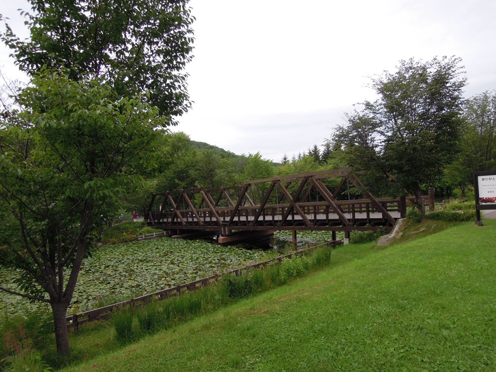 Musée de la prison d'Abashiri: l'entrée de la prison se fait par ce pont. On dit que les prisonniers qui arrivaient ici pouvaient voir leur visage se refléter dans l'eau et réalisaient ainsi la gravité de leur attitude...