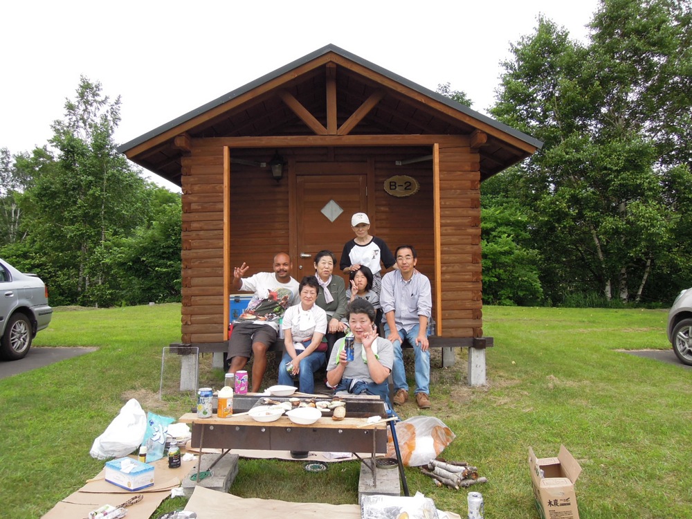 Il est 9h et ils ont déjà fini de déjeuner. Avant de tout remballer, ils nous proposent de partager leur barbecue
