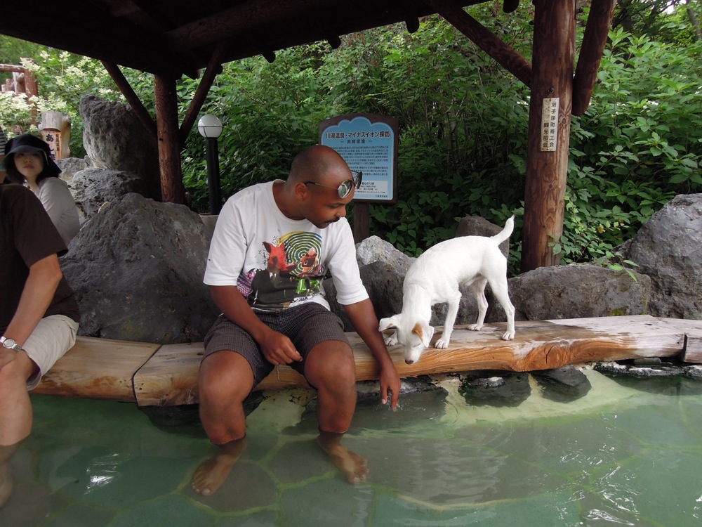 Bain de pied à Kawayu Onsen: Carlo est intéressé mais c'est un peu trop chaud pour piquer une tête