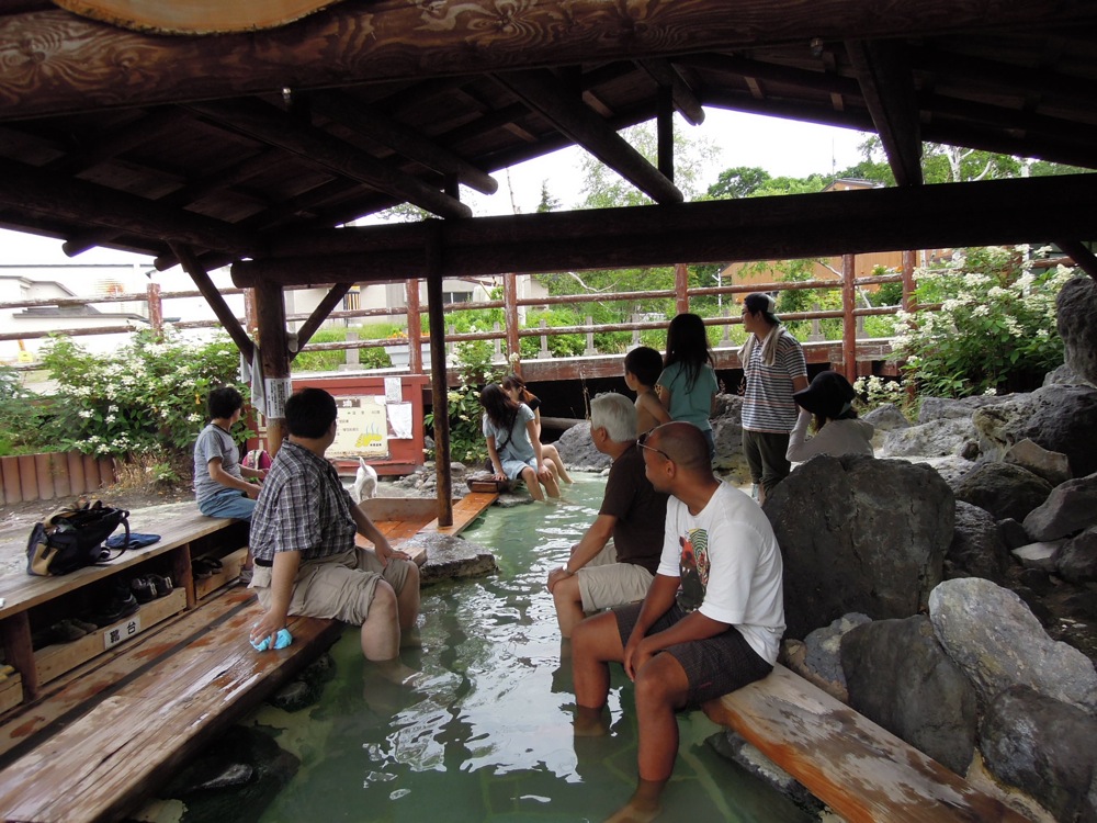 Bain de pied à Kawayu Onsen: petite pause avant de repartir