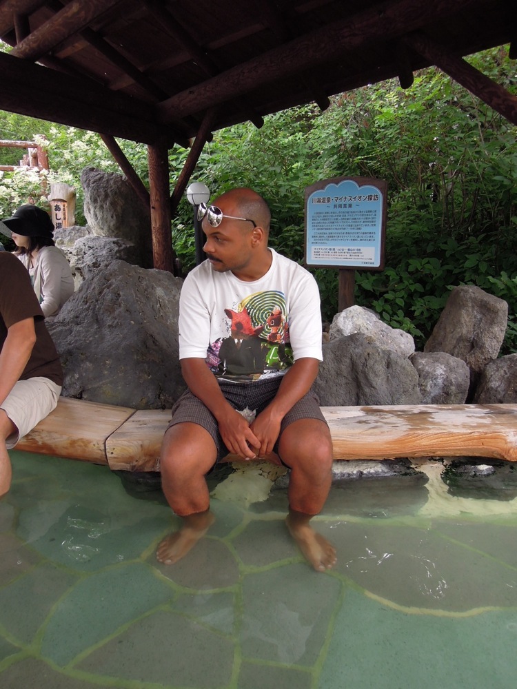 Bain de pied à Kawayu Onsen: petite pause avant de repartir