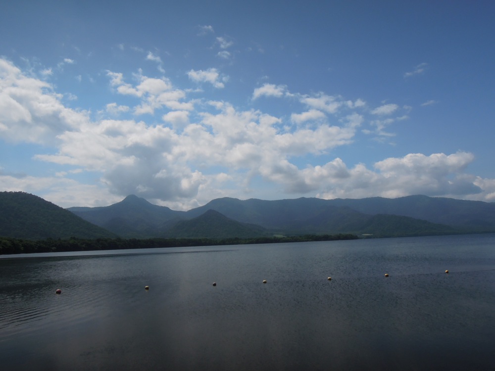 Péninsule de Wakoto et lac Kussharo: vue depuis la plage sur les montagnes environnantes