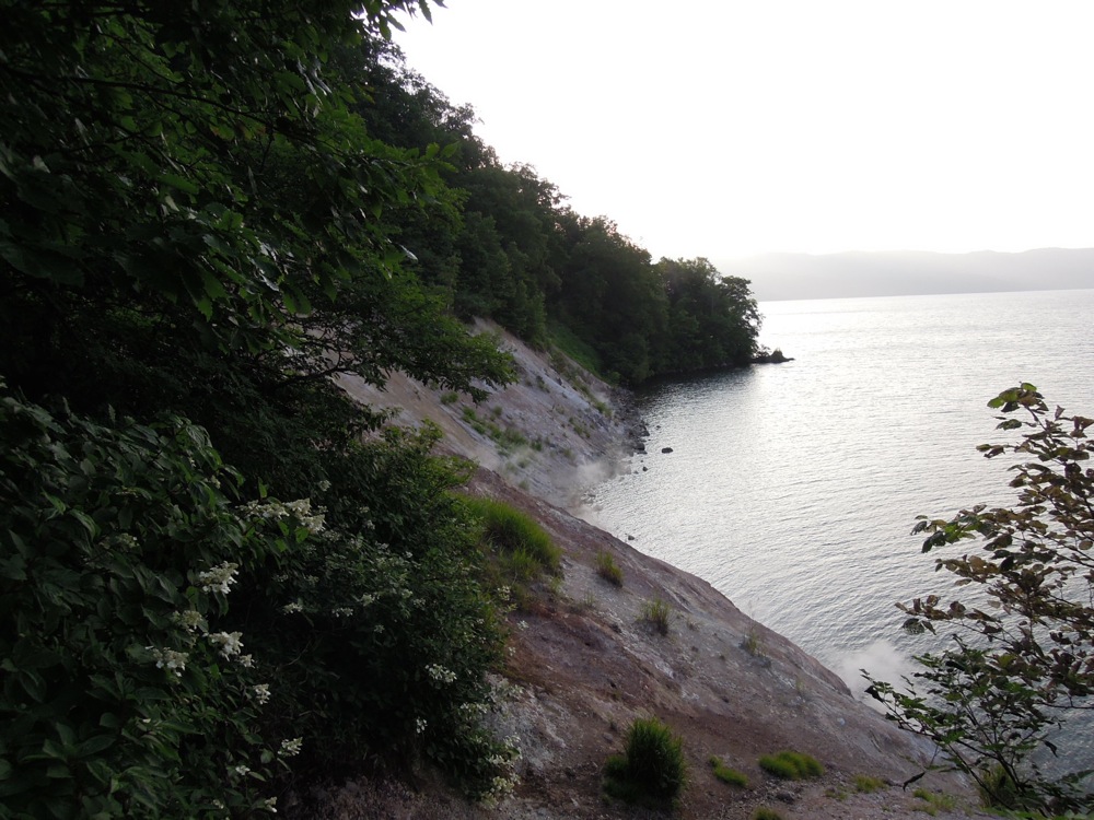 Péninsule de Wakoto et lac Kussharo: marche autour de la péninsule. L'activité volcanique est toujours intense ici: on voit de la vapeur sortir du flanc de la montagne. C'est cette chaleur dégagée qui permet d'avoir des onsen gratuit!