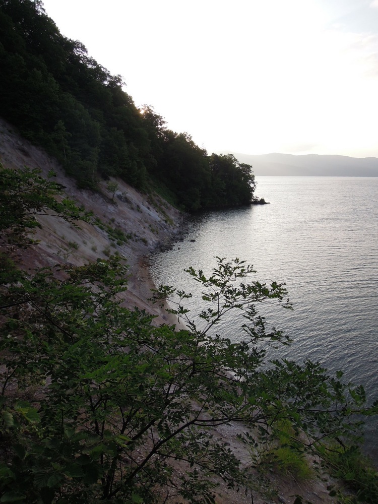 Péninsule de Wakoto et lac Kussharo: le soleil se couche derrière les volutes de vapeur
