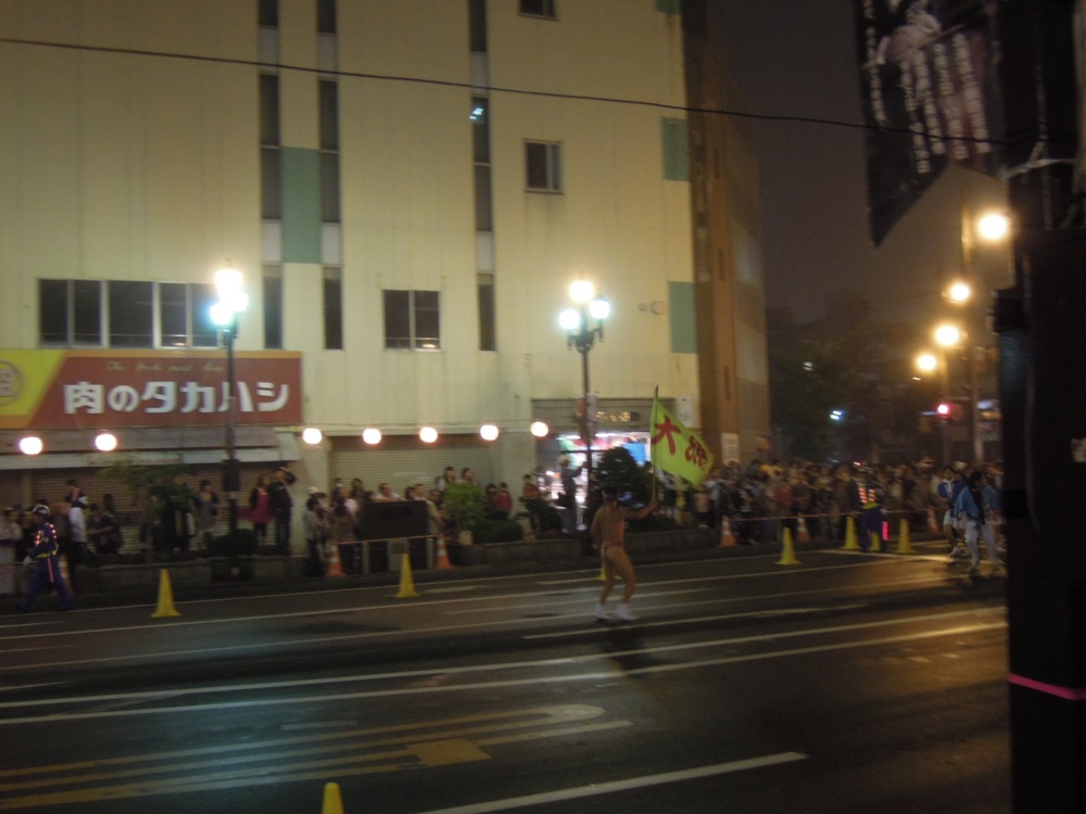 Fête du port à Kushiro: un mec en string court et hurle devant les chars... mais tout est normal!
