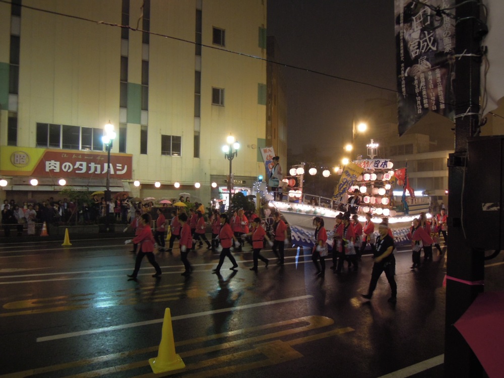 Fête du port à Kushiro: ces chars sont tirés par les gens en tenue rouge qui les font aussi tourner et s'arrêter