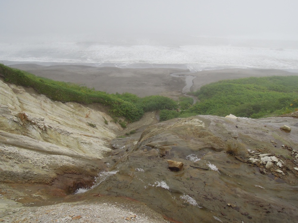Depuis Kushiro, nous longeons la mer vers l'ouest. Ici alors que la route n'est même plus goudronnée, nous avons une belle vue sur une cascade et la mer (toujours agitée)